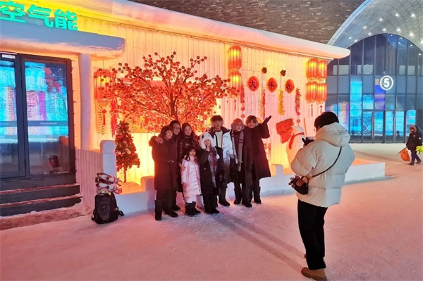跨年你是怎么過(guò)的？四季沐歌在哈爾濱冰雪大世界空氣能體驗(yàn)館溫暖迎新年！_空氣能采暖一天多少錢