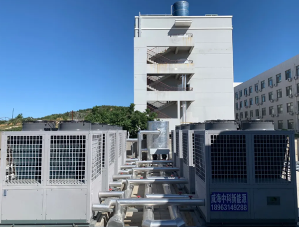 工廠空氣源熱泵集成加熱裝置節(jié)能增效顯著_美的空氣能八匹多少錢