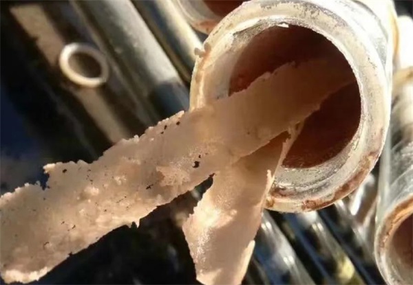空氣能熱水器水垢的形成與高效清除方法_空氣能接水管圖